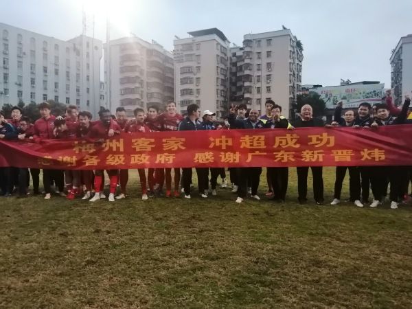 而《八个女人一台戏》则是导演首次将背景放置在了浮华名利喧嚣浮躁的当代娱乐圈，以香港著名文化地标中环大会堂为缘起，借排演一出经典舞台剧《一世人两姐妹》为契机，曾红极一时的舞台剧天后与炙手可热的当红女星正面battle，舞台内外，更有首屈一指的香港富商千金、霸气干练制片人、率真仗义勤恳护主的贴身助理们、娱乐圈八卦王、蜚声国际的知名大导等纷纷粉墨登场，是尔虞我诈、勾心斗角？还是相爱相杀，相知相惜？台上台下戏内戏外，虚实相生扑朔迷离，众女神集结同框飙戏，一幅展现热闹的当代娱乐圈女性众生相的大幕正徐徐拉开……关锦鹏导演与《梅艳芳》剧组大合影关锦鹏导演与四大女神合影关锦鹏导演与新人演员王丹妮关锦鹏叮嘱新人演绎梅艳芳不是模仿她关锦鹏忆《胭脂扣》拍摄赞剧组功课扎实关卡场景视效重重升级 经典组合体验全新刺激关联人李婉儿（李一明饰）四散逃命关系;非比寻常的岳云鹏和沈腾，在片中绝对是1加1大于2的效果